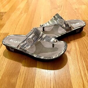 NWOB Alegria Carina Wrapture Thong Sandals in Black Silver Reptile Print 38 or 8